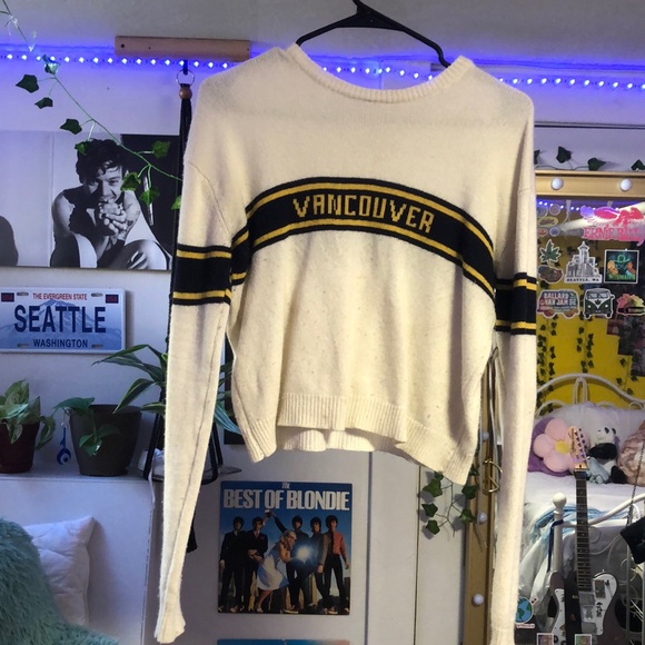 Brandy Melville size medium scream colored Vancouver sweater - Picture 1 of 4